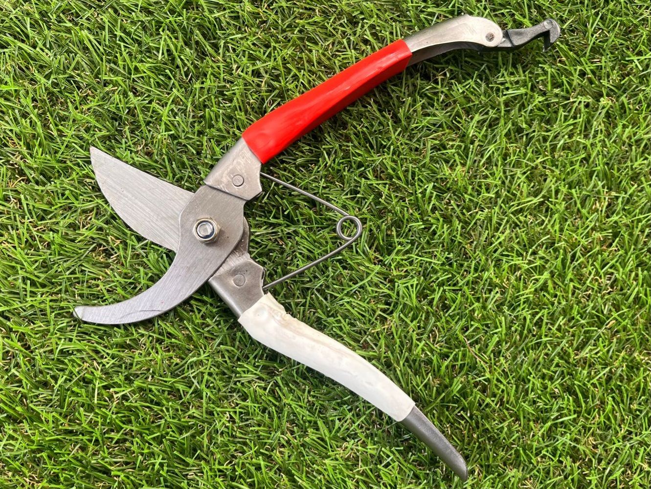 Gartenschere mit verstärkten Klingen